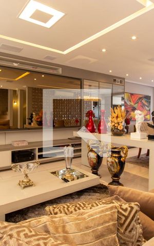 Casa de condomínio à venda com 464m², 4 quartos e 4 vagas Casa de condomínio à venda com 464m², 4 quartos e 4 vagasSala