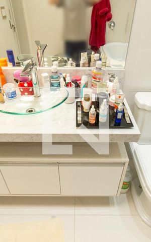 Casa de condomínio à venda com 464m², 4 quartos e 4 vagas Casa de condomínio à venda com 464m², 4 quartos e 4 vagasBanheiro da Suíte 1