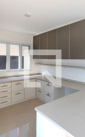 Casa de condomínio à venda com 360m², 5 quartos e 2 vagas Casa de condomínio à venda com 360m², 5 quartos e 2 vagasEscritório