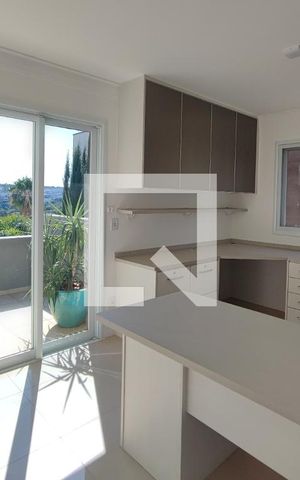 Casa de condomínio à venda com 360m², 5 quartos e 2 vagas Casa de condomínio à venda com 360m², 5 quartos e 2 vagasEscritório