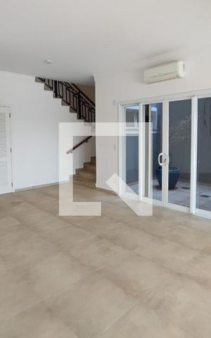 Casa de condomínio à venda com 360m², 5 quartos e 2 vagas Casa de condomínio à venda com 360m², 5 quartos e 2 vagasSala 3