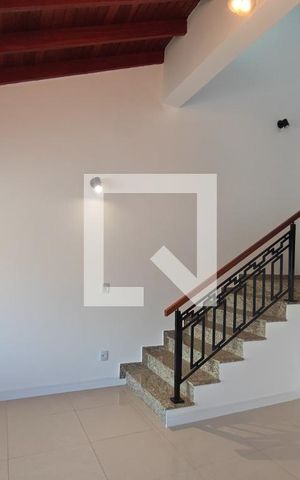 Casa de condomínio à venda com 360m², 5 quartos e 2 vagas Casa de condomínio à venda com 360m², 5 quartos e 2 vagasSala