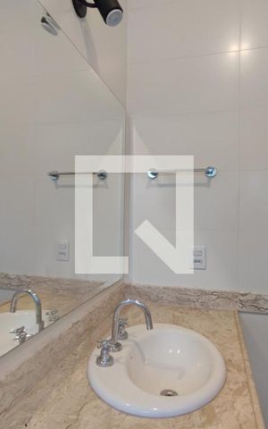 Casa de condomínio à venda com 360m², 5 quartos e 2 vagas Casa de condomínio à venda com 360m², 5 quartos e 2 vagasBanheiro Suíte 2
