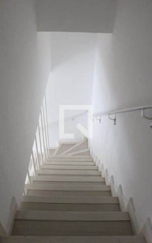 Casa à venda com 164m², 4 quartos e 4 vagasEscada de acesso ao térreo