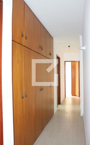 Casa à venda com 164m², 4 quartos e 4 vagasCorredor de acesso aos quartos