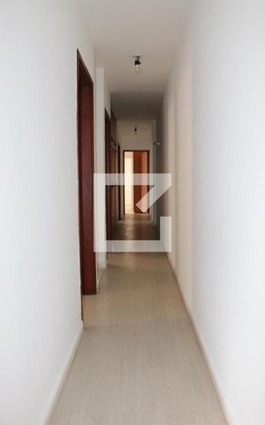 Casa à venda com 164m², 4 quartos e 4 vagasCorredor de acesso aos quartos.