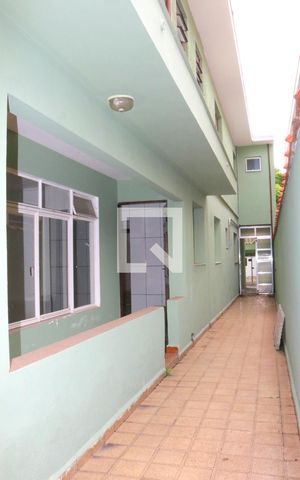 Casa à venda com 164m², 4 quartos e 4 vagasCorredor lateral acesso à cozinha