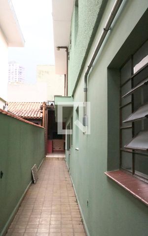 Casa à venda com 164m², 4 quartos e 4 vagasCorredor lateral de acesso à área gourmet