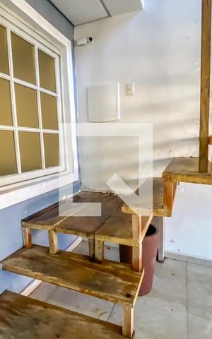 Casa à venda com 231m², 4 quartos e 3 vagas Casa à venda com 231m², 4 quartos e 3 vagasEscada