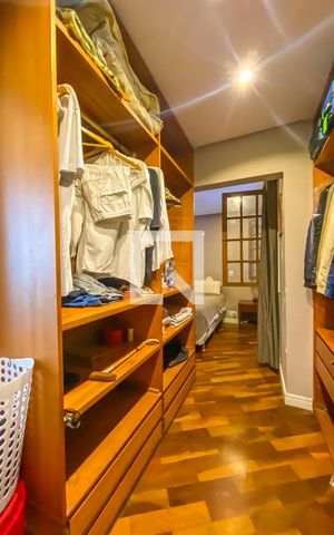 Casa à venda com 231m², 4 quartos e 3 vagas Casa à venda com 231m², 4 quartos e 3 vagasCloset da Suíte 1