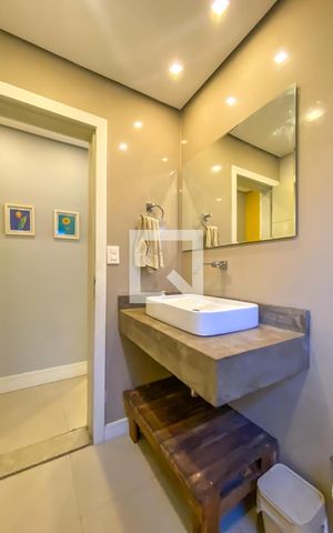 Casa à venda com 231m², 4 quartos e 3 vagas Casa à venda com 231m², 4 quartos e 3 vagasLavabo