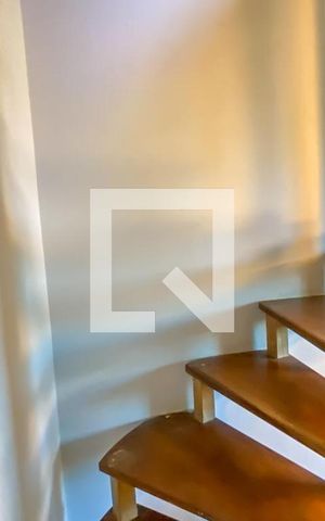 Casa à venda com 231m², 4 quartos e 3 vagas Casa à venda com 231m², 4 quartos e 3 vagasEscada