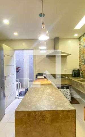 Casa à venda com 231m², 4 quartos e 3 vagas Casa à venda com 231m², 4 quartos e 3 vagasCozinha