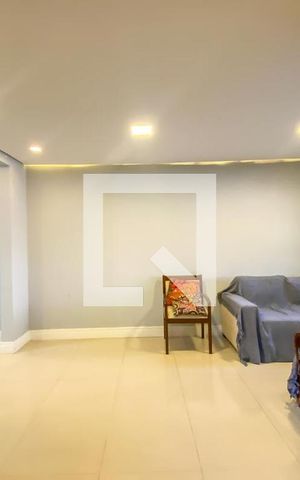 Casa à venda com 231m², 4 quartos e 3 vagas Casa à venda com 231m², 4 quartos e 3 vagasSala