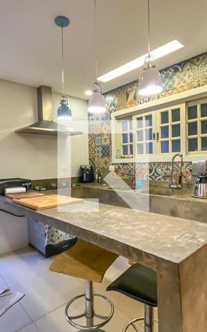 Casa à venda com 231m², 4 quartos e 3 vagas Casa à venda com 231m², 4 quartos e 3 vagasCozinha