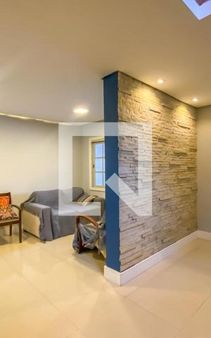 Casa à venda com 231m², 4 quartos e 3 vagas Casa à venda com 231m², 4 quartos e 3 vagasSala