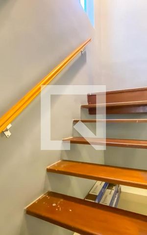 Casa à venda com 231m², 4 quartos e 3 vagas Casa à venda com 231m², 4 quartos e 3 vagasEscada