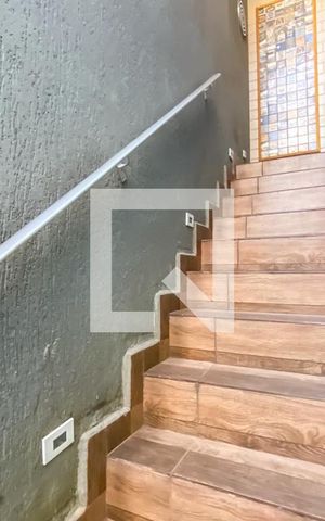 Casa à venda com 231m², 4 quartos e 3 vagas Casa à venda com 231m², 4 quartos e 3 vagasEscada