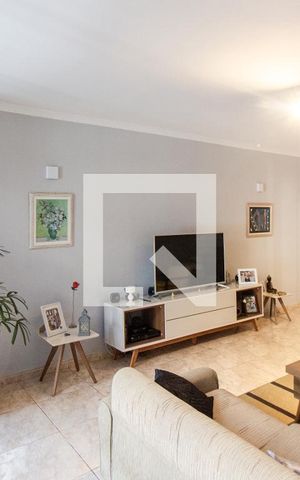 Casa à venda com 230m², 3 quartos e 2 vagas Casa à venda com 230m², 3 quartos e 2 vagasSala