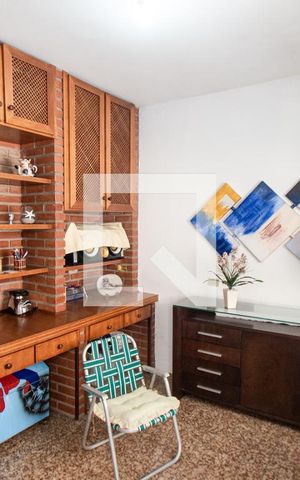 Casa à venda com 230m², 3 quartos e 2 vagas Casa à venda com 230m², 3 quartos e 2 vagasEscritório