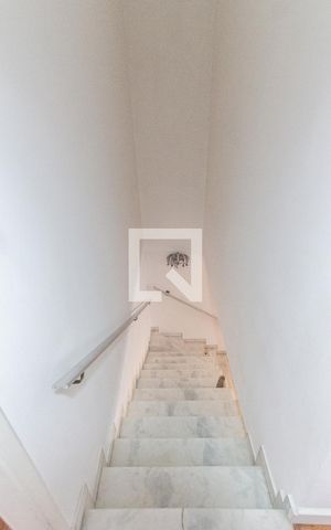 Casa à venda com 230m², 3 quartos e 2 vagas Casa à venda com 230m², 3 quartos e 2 vagasEscada