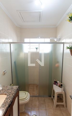 Casa à venda com 230m², 3 quartos e 2 vagas Casa à venda com 230m², 3 quartos e 2 vagasBanheiro