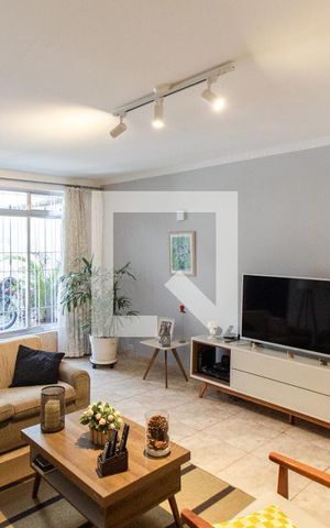 Casa à venda com 230m², 3 quartos e 2 vagas Casa à venda com 230m², 3 quartos e 2 vagasSala