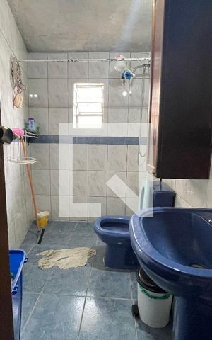 Casa à venda com 90m², 3 quartos e sem vaga Casa à venda com 90m², 3 quartos e sem vagaBanheiro