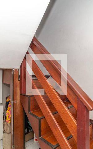 Casa à venda com 100m², 2 quartos e 2 vagasEscada