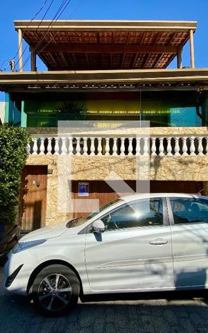 Casa à venda com 176m², 6 quartos e 2 vagas Casa à venda com 176m², 6 quartos e 2 vagasFachada