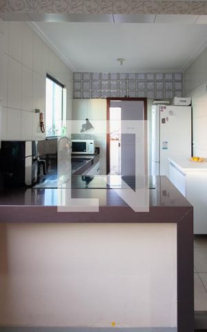 Casa à venda com 300m², 4 quartos e 6 vagas Casa à venda com 300m², 4 quartos e 6 vagasCozinha