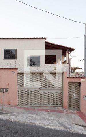 Casa à venda com 300m², 4 quartos e 6 vagas Casa à venda com 300m², 4 quartos e 6 vagasFachada