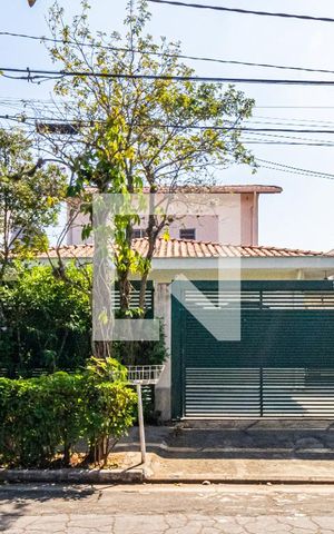 Casa à venda com 340m², 4 quartos e 4 vagas Casa à venda com 340m², 4 quartos e 4 vagasFachada