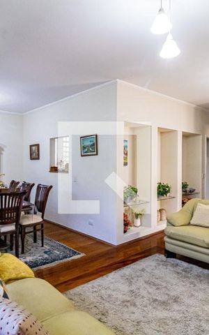 Casa à venda com 340m², 4 quartos e 4 vagas Casa à venda com 340m², 4 quartos e 4 vagasSala