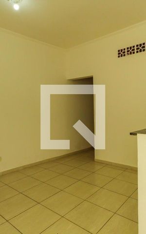 Casa para alugar com 34m², 1 quarto e sem vaga Casa para alugar com 34m², 1 quarto e sem vagaSala