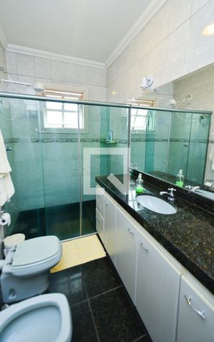 Casa à venda com 670m², 8 quartos e 8 vagas Casa à venda com 670m², 8 quartos e 8 vagasBanheiro social