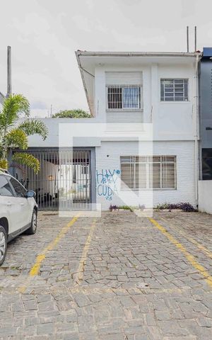 Casa à venda com 300m², 4 quartos e 6 vagasFachada