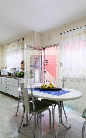 Casa à venda com 200m², 2 quartos e 2 vagasCozinha