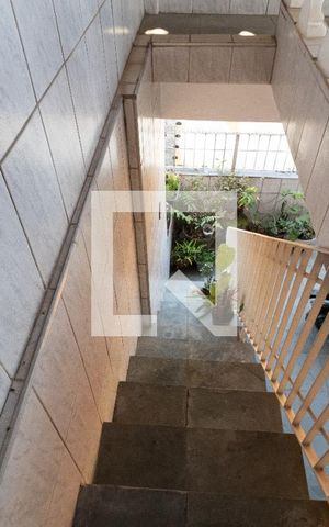 Casa à venda com 200m², 2 quartos e 2 vagasEscada