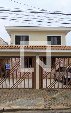 Casa à venda com 200m², 2 quartos e 2 vagas Casa à venda com 200m², 2 quartos e 2 vagasFachada