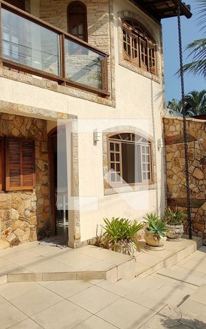 Casa à venda com 380m², 4 quartos e 2 vagas Casa à venda com 380m², 4 quartos e 2 vagasFachada
