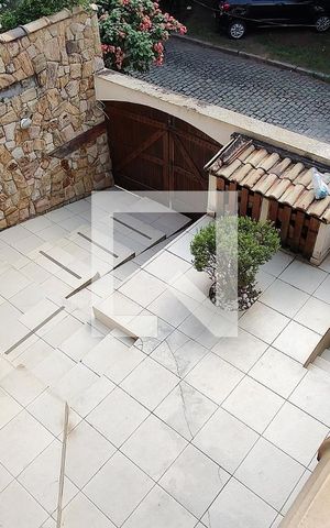 Casa à venda com 380m², 4 quartos e 2 vagas Casa à venda com 380m², 4 quartos e 2 vagasVaranda