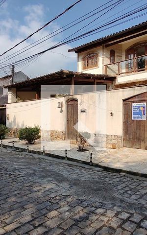 Casa à venda com 380m², 4 quartos e 2 vagas Casa à venda com 380m², 4 quartos e 2 vagasFachada