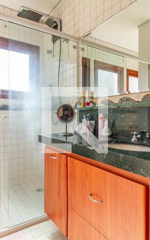 Casa à venda com 420m², 4 quartos e 5 vagas Casa à venda com 420m², 4 quartos e 5 vagasBanheiro da Suíte 4