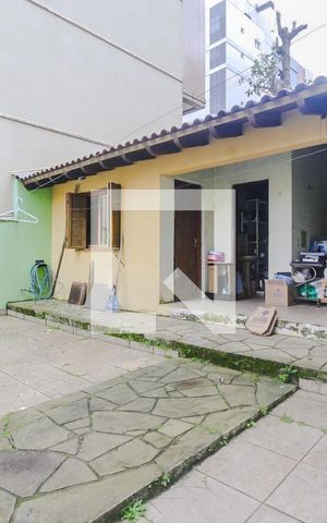 Casa à venda com 120m², 3 quartos e 2 vagas Casa à venda com 120m², 3 quartos e 2 vagasFundos