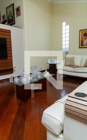 Casa à venda com 250m², 4 quartos e 4 vagas Casa à venda com 250m², 4 quartos e 4 vagasSala