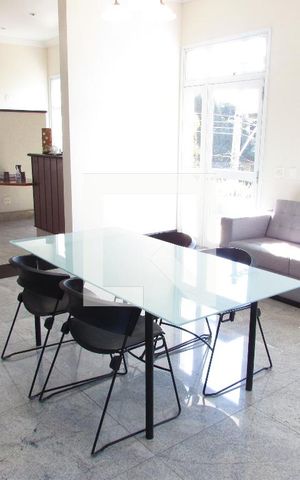Casa à venda com 700m², 4 quartos e 6 vagasSala