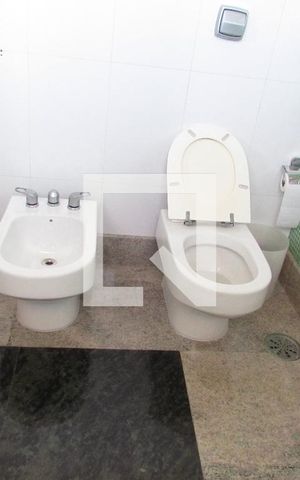 Casa à venda com 700m², 4 quartos e 6 vagasBanheiro da Suíte 1
