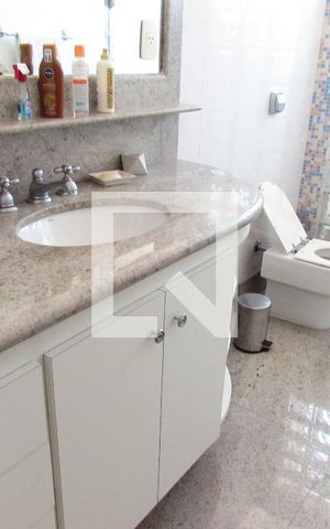 Casa à venda com 700m², 4 quartos e 6 vagasBanheiro da Suíte 2