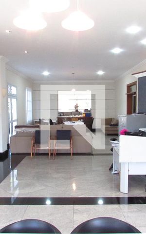 Casa à venda com 700m², 4 quartos e 6 vagasSala